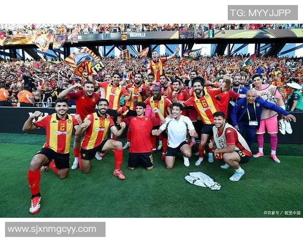 沙滩上的足球盛宴足球明星们的激情对决与欢乐时光